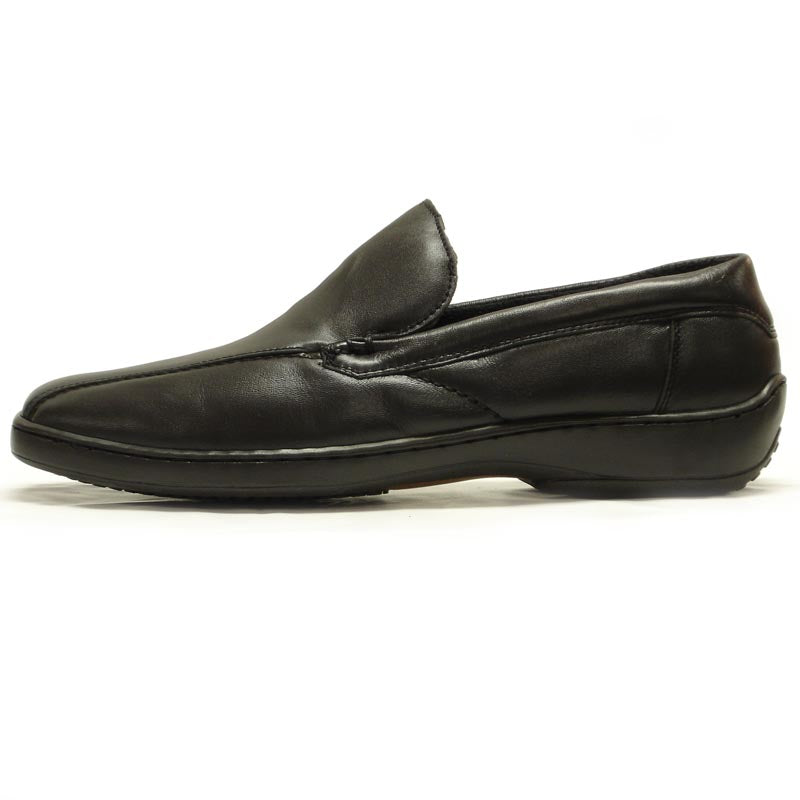 The Pinoso's P-5591 Jacobo Black Leather Slip-On Loafer for men features nappa leather and stitching details, offering handcrafted comfort. Made in Spain. Shown on a white background.