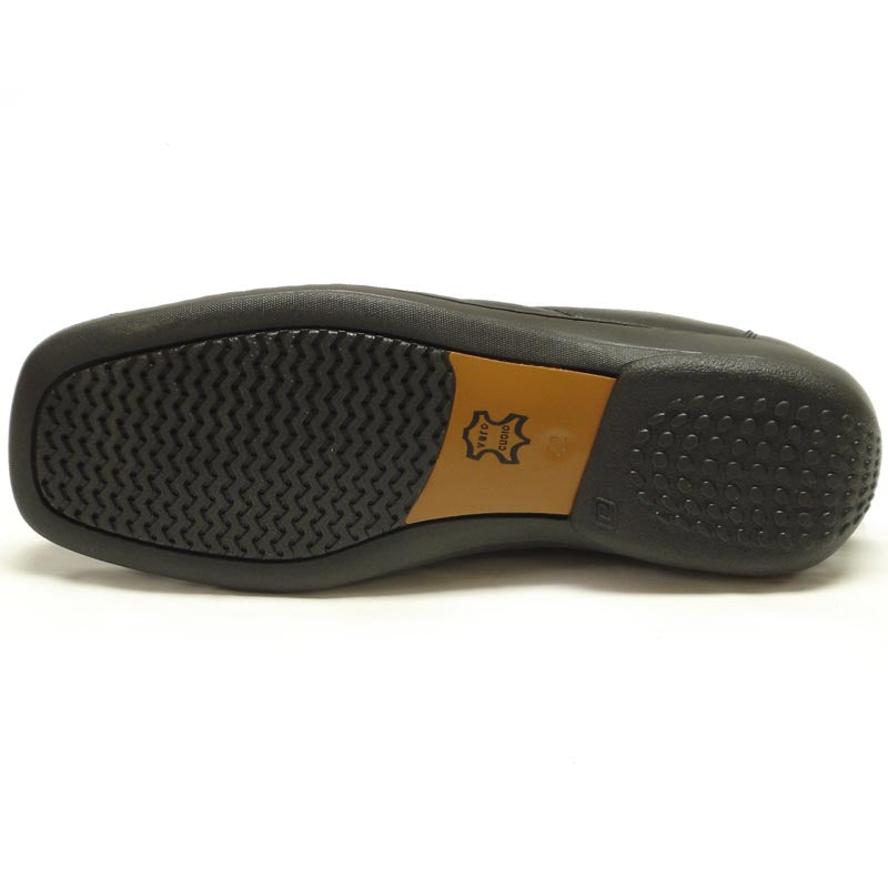 The Pinoso's P-5591 Jacobo Black Leather Slip-On Loafer for men features nappa leather and stitching details, offering handcrafted comfort. Made in Spain. Shown on a white background.