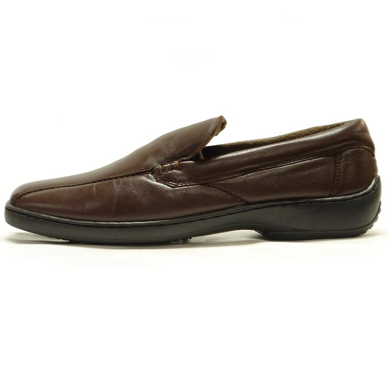 A pair of Pinoso's P-5591 Jacobo brown leather slip-on loafers, made in Spain, with black soles are placed side by side on a white background.