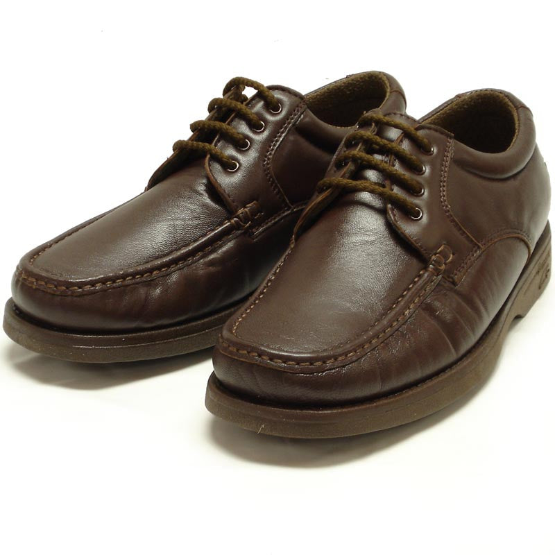 The Pinoso's P-5605-668 brown leather lace-up men's shoes, crafted in Spain with stitched detailing, are shown on a white background.