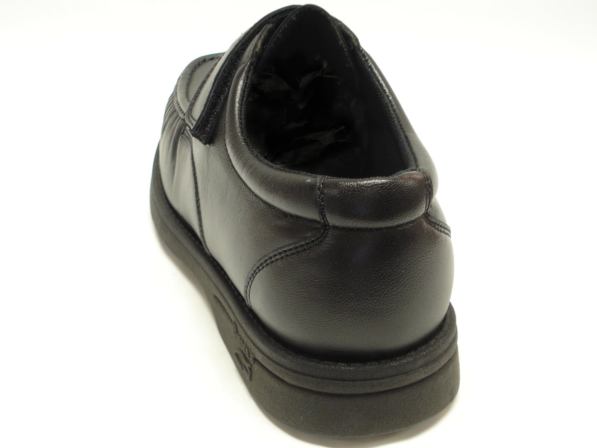 The Pinoso's P-5660-668 men’s shoes feature black leather and Velcro straps, made in Spain, shown on a white background.