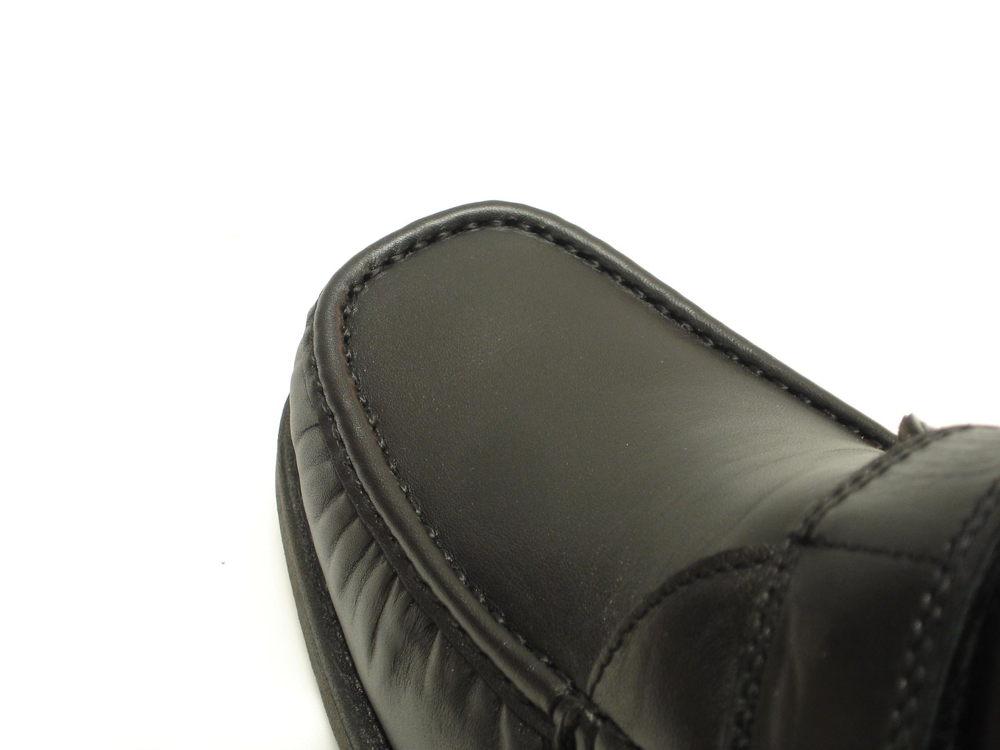 The Pinoso's P-5660-668 men’s shoes feature black leather and Velcro straps, made in Spain, shown on a white background.