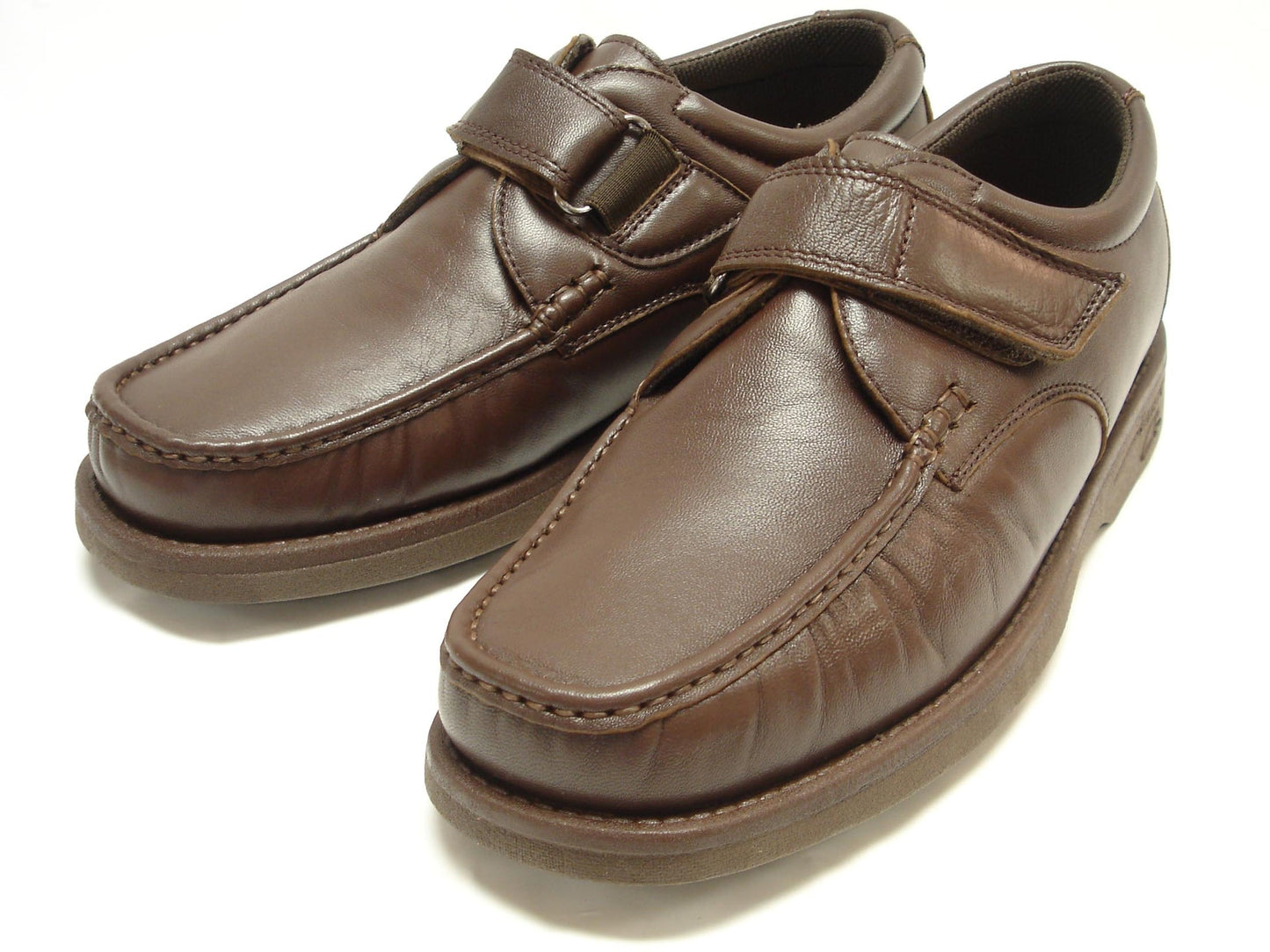 Pinoso's P-5660-668 men's velcro shoes in brown leather, handcrafted in Spain with thick soles, are shown on a white background.