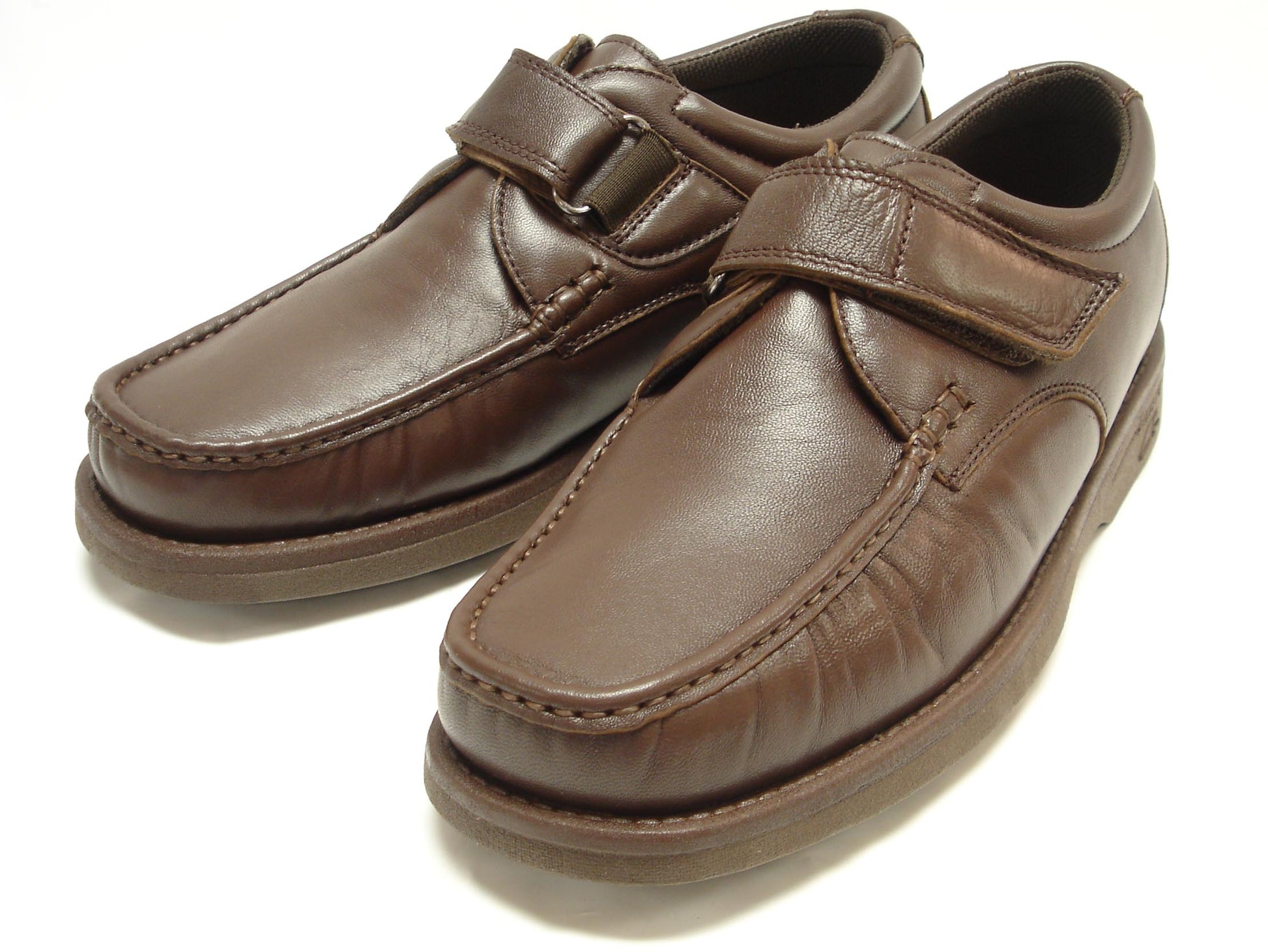 Pinoso's P-5660-668 men's velcro shoes in brown leather, handcrafted in Spain with thick soles, are shown on a white background.