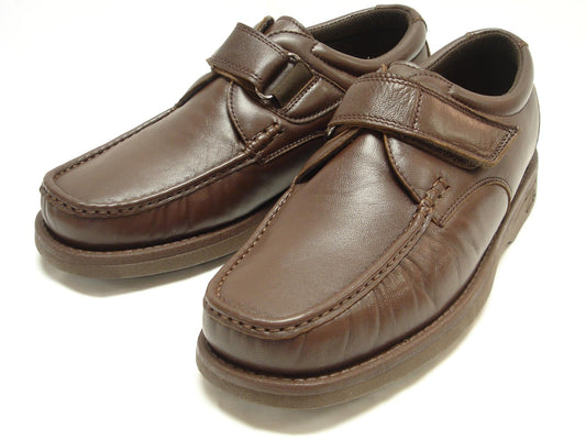 Pinoso's P-5660-668 men's velcro shoes in brown leather, handcrafted in Spain with thick soles, are shown on a white background.