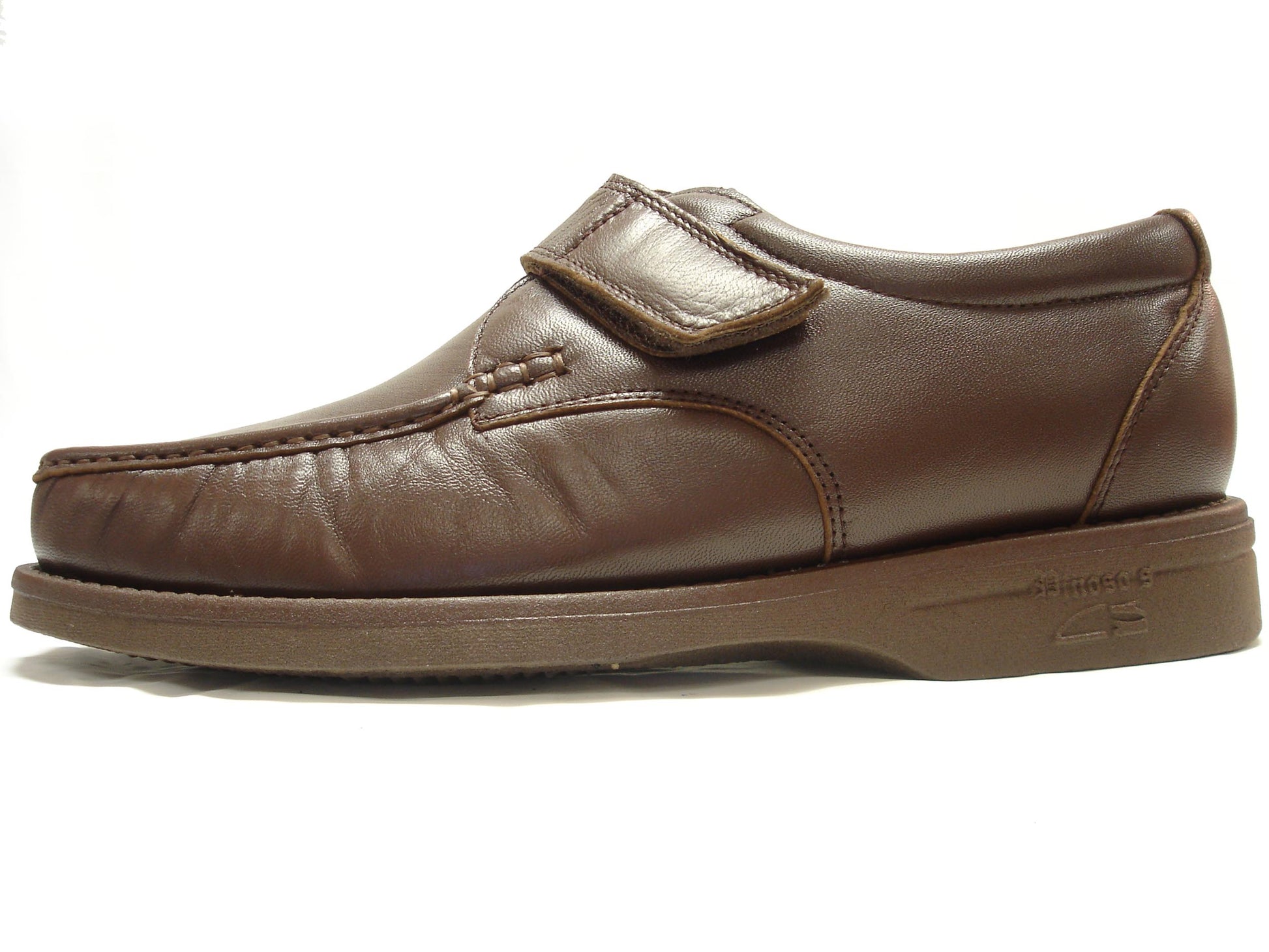 Pinoso's P-5660-668 men's velcro shoes in brown leather, handcrafted in Spain with thick soles, are shown on a white background.