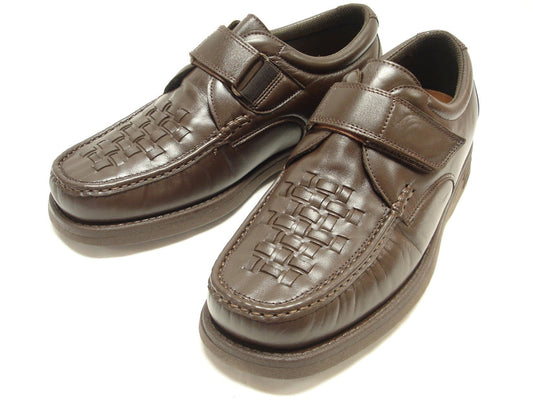 The Pinoso's P-5660-P41 men's shoes, made in Spain from brown leather, feature woven toe detailing and secure Velcro straps.