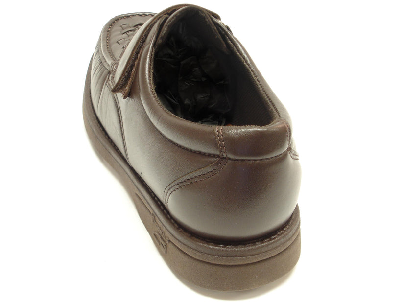The Pinoso's P-5660-P41 men's shoes, made in Spain from brown leather, feature woven toe detailing and secure Velcro straps.