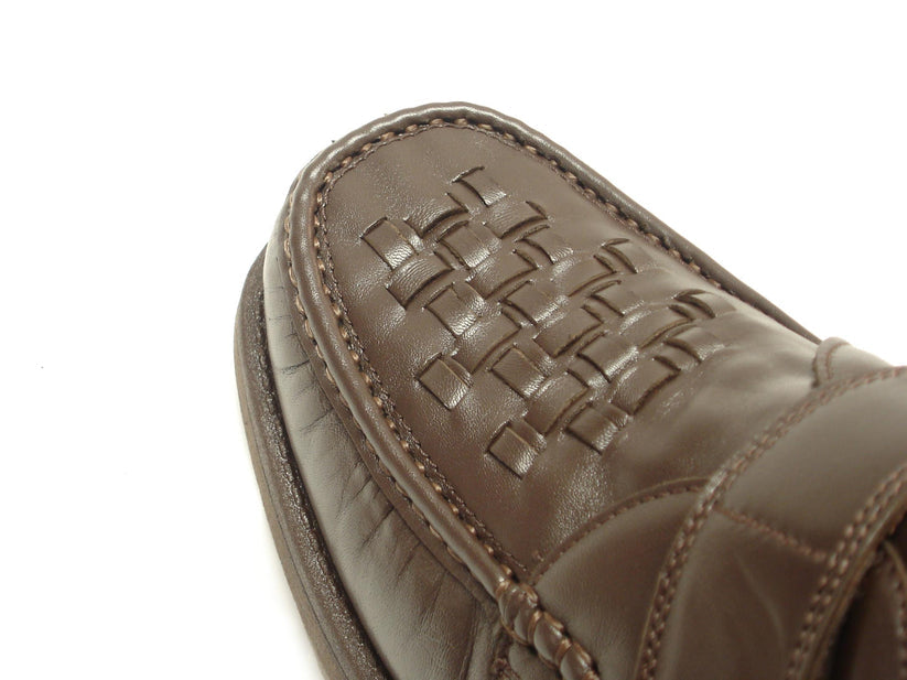 The Pinoso's P-5660-P41 men's shoes, made in Spain from brown leather, feature woven toe detailing and secure Velcro straps.