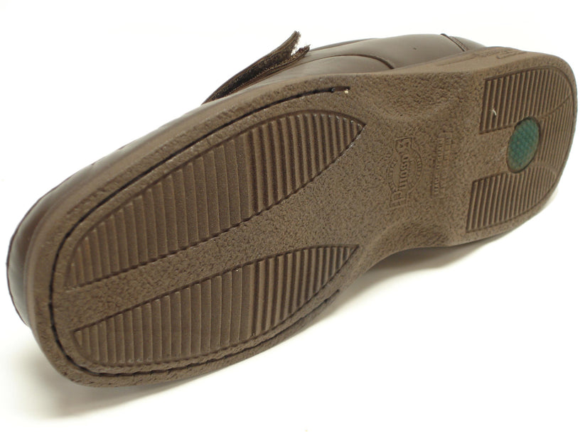 The Pinoso's P-5660-P41 men's shoes, made in Spain from brown leather, feature woven toe detailing and secure Velcro straps.