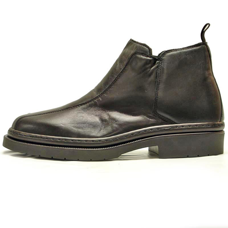The P-5692 Belka Black Leather Boot by Pinoso's features side zippers, pull tabs, and thick rubber soles—handcrafted in Spain for men who appreciate comfort and style. Shown on a white background.