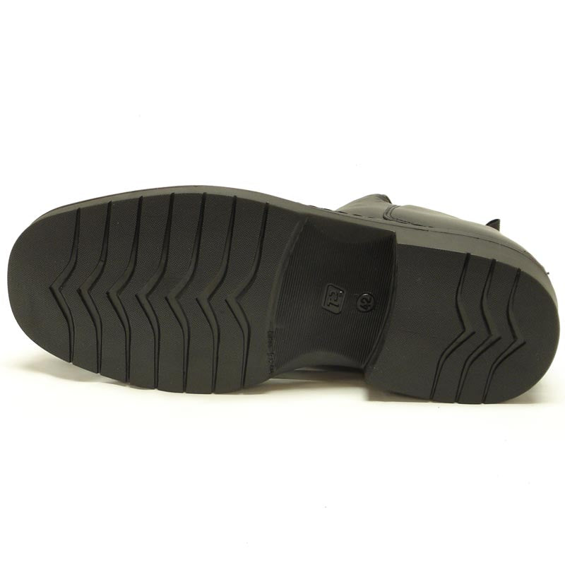 The P-5692 Belka Black Leather Boot by Pinoso's features side zippers, pull tabs, and thick rubber soles—handcrafted in Spain for men who appreciate comfort and style. Shown on a white background.