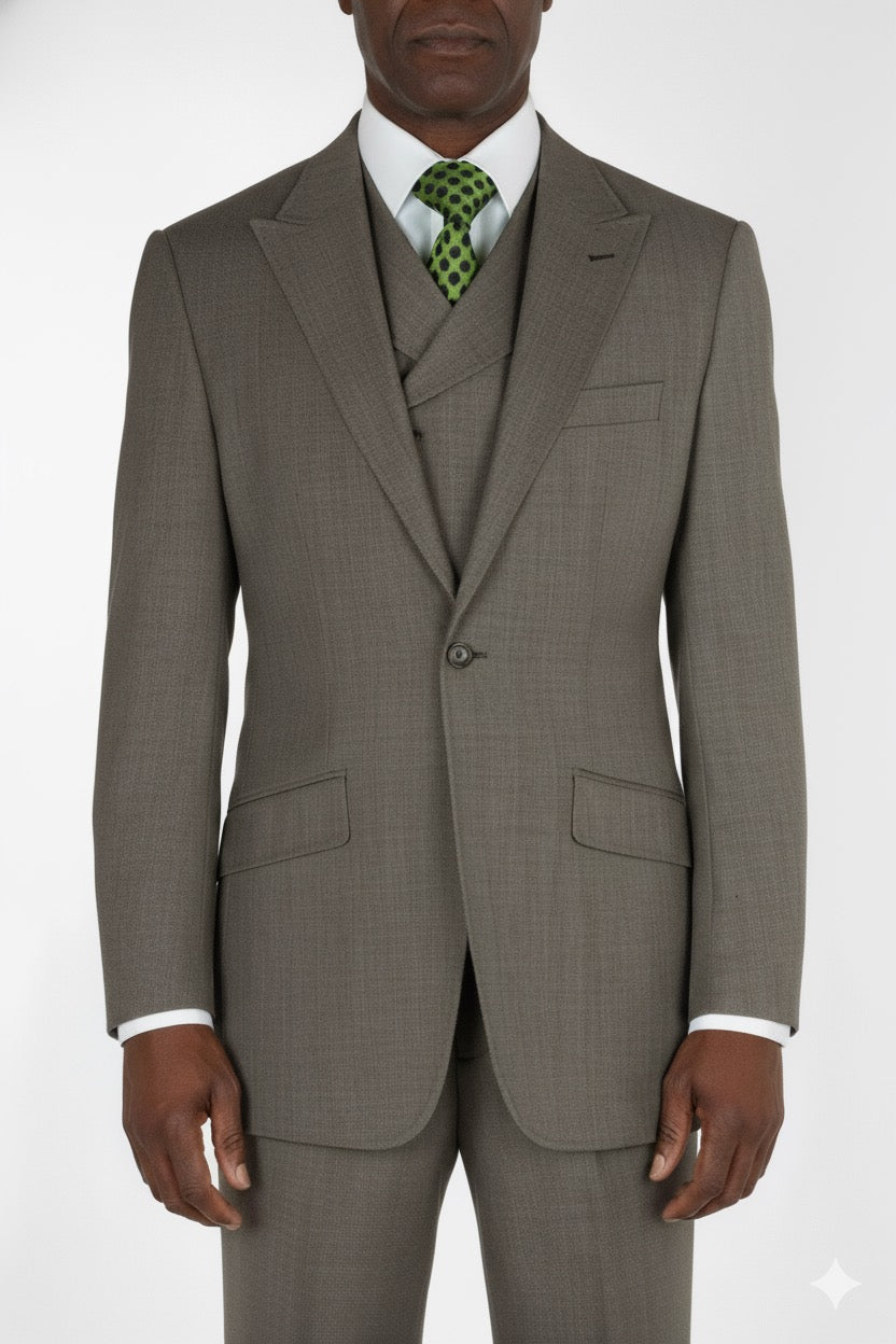The Tiglio Rosso San Giovesse Taupe Birdseye TIG1017, crafted from 100% wool, includes a single-breasted jacket, a vest, and matching trousers. Pair it with a crisp white shirt and a green checkered tie for an effortlessly sophisticated style.