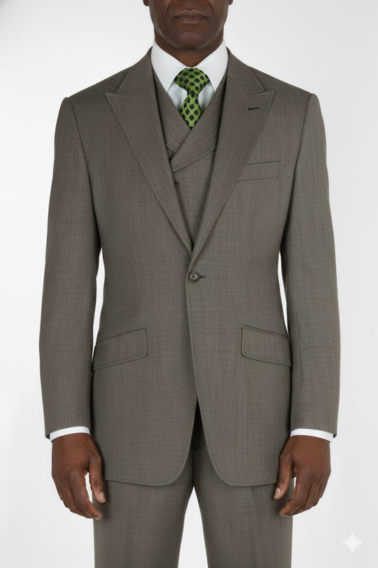 The Tiglio Rosso San Giovesse Taupe Birdseye TIG1017, crafted from 100% wool, includes a single-breasted jacket, a vest, and matching trousers. Pair it with a crisp white shirt and a green checkered tie for an effortlessly sophisticated style.
