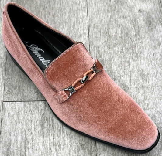 The Exclusive Formal Dress Shoe Salmon ALLER by UNIQUE DESIGN MENSWEAR, a pink velvet slip-on adorned with a decorative metal chain and expertly crafted in Italy, is displayed on a light wooden floor.