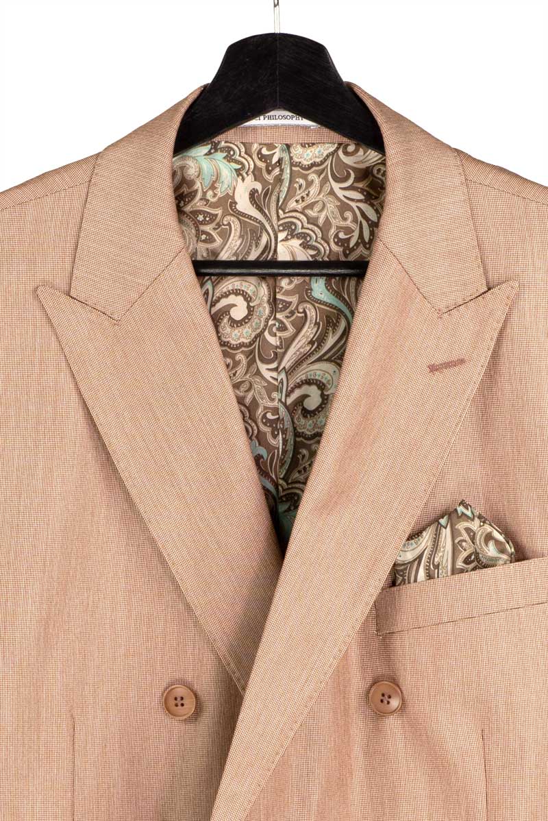The Vinci Suits Regular Fit Mocha Double Breasted 2 Piece Sharkskin Suit with Adjustable Waistband Pants DRK-5 is a stylish men’s wedding suit, shown with brown shirt and paisley tie.