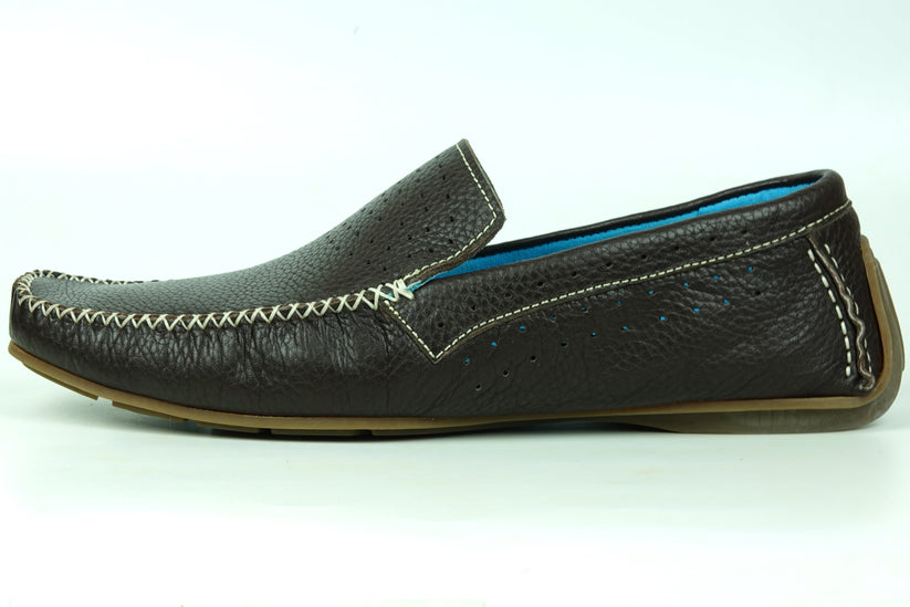 A single FI-4001 Brown Fiesso By Aurelio Garcia loafer by Fiesso is displayed from a side angle on a white background, featuring black slip-on leather with white stitching, blue inner lining, a brown sole, and a cushioned insole for added comfort.
