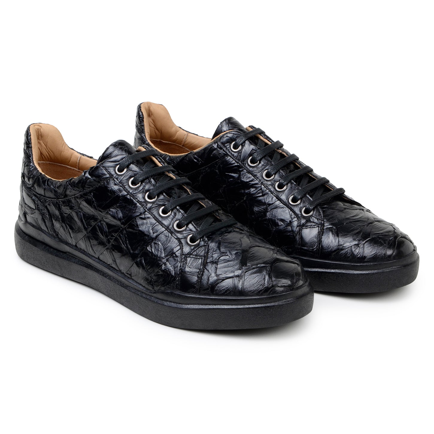 The BELVEDERE Kingstone BR02 is a black low-top lace-up sneaker featuring a genuine pirarucu leather upper with a textured, glossy, crinkled finish, black laces, and a black sole, shown in side profile.