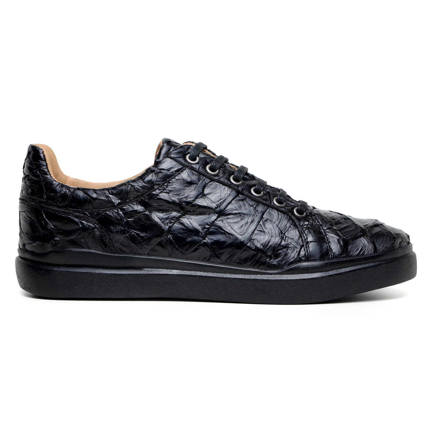 The BELVEDERE Kingstone BR02 is a black low-top lace-up sneaker featuring a genuine pirarucu leather upper with a textured, glossy, crinkled finish, black laces, and a black sole, shown in side profile.