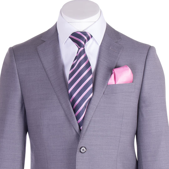 The Tiglio Luxe Novello Light Gray Pure Wool Men’s Suit E09063/26 is displayed with a white dress shirt, pink and black striped tie, and pink pocket square on a mannequin—ideal for fans of fine Italian menswear by Tiglio Luxe.