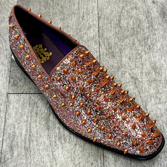 One shoe from the Exclusive Formal Dress Shoe Orange / Silver 6788 collection by UNIQUE DESIGN MENSWEAR, crafted from genuine leather and adorned with metallic spikes, rests elegantly on a light wooden floor.