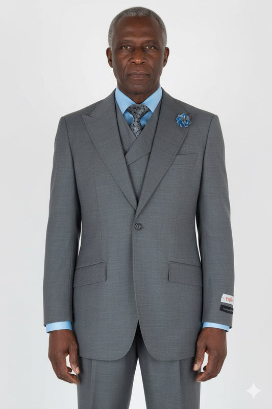 This Tiglio Rosso San Giovesse Light Grey E09063/26 suit, paired with a blue shirt and patterned tie, exudes refined elegance. The custom-made piece is enhanced with a floral lapel pin, making it a sophisticated choice for any occasion.