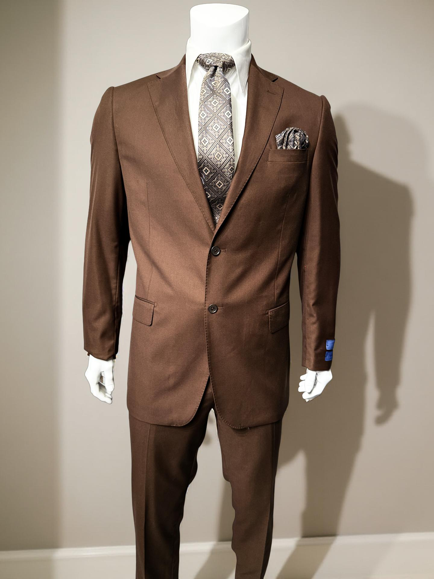 Mannequin dressed in the Cavellini Uomo Dolcetto MODERN FIT Suit 6667/39 by CAVELLI, featuring a slim, modern fit with a patterned tie and matching pocket square, showcased against a plain background for lightweight comfort.