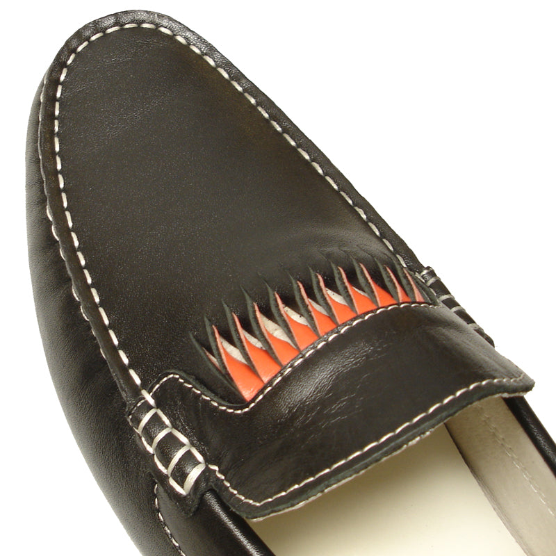The FI-3085 Black Leather Encore by Fiesso Driving Shoes for men feature fashion-forward white stitching, red accents, and a bold zigzag design on the front upper. Crafted from genuine leather by Fiesso.