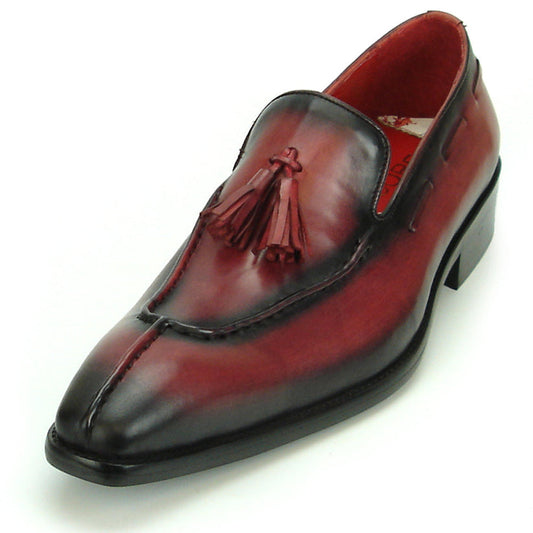 The FI-8701 Burgundy Encore by Fiesso is a handcrafted men’s loafer featuring rich burgundy leather with black accents, a tassel detail on the upper, and a low black heel—a true reflection of refined sophistication from Fiesso.