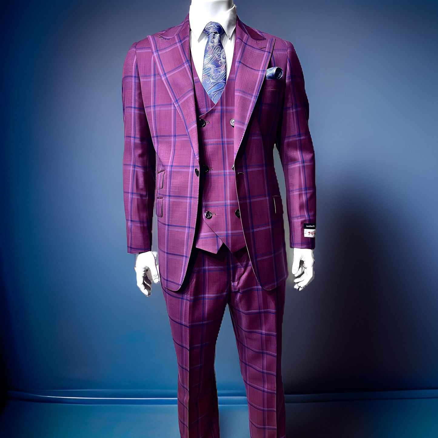 A mannequin displays the Tiglio Rosso Orvietto Burgundy/Blue TL6333 three-piece suit, complemented by a matching tie, set against a gray backdrop.