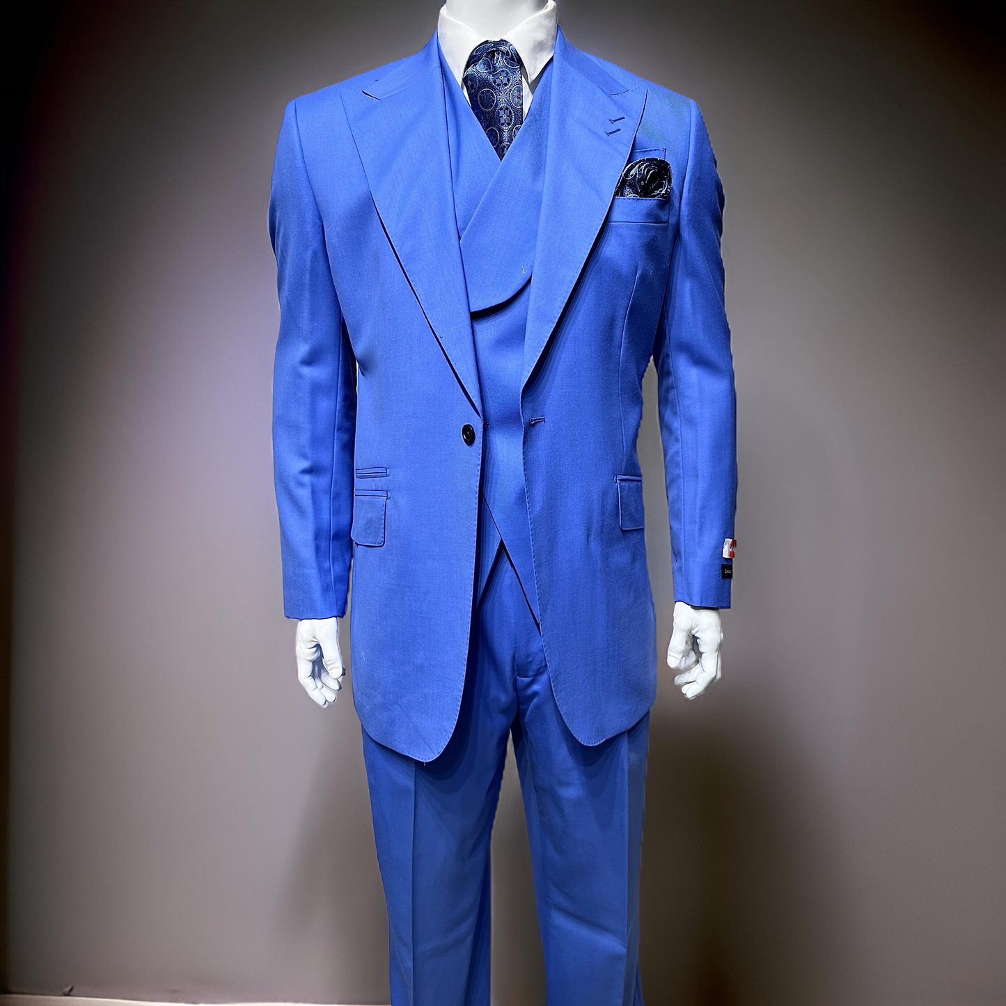 A mannequin showcases the Tiglio Rosso "New Rosso" Sky Blue Wide Leg Pure Wool Suit & Vest TL2657 (38R and 40R only) with a patterned tie and pocket square, set against a plain background.