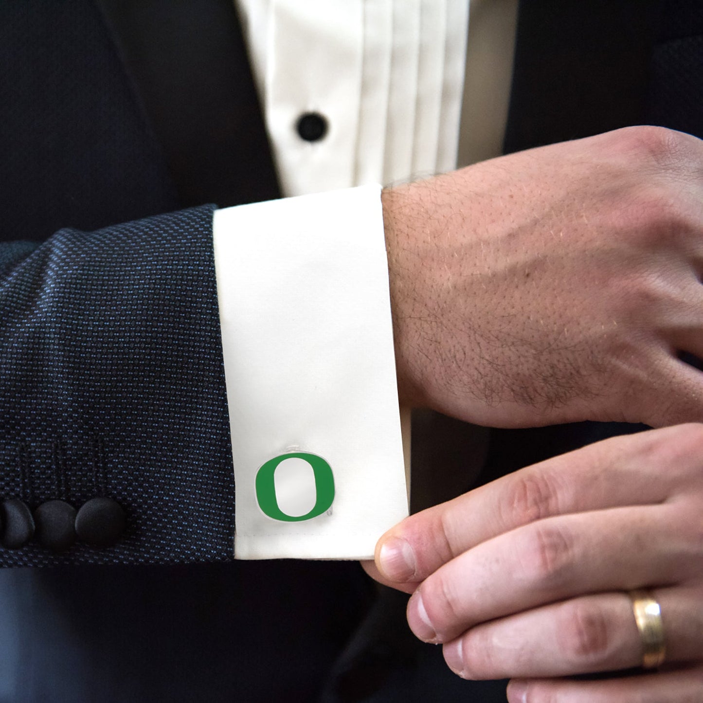 Cufflinks.com NCAA Oregon Ducks Cufflinks feature a silver finish with a green and white "O" design on each face.