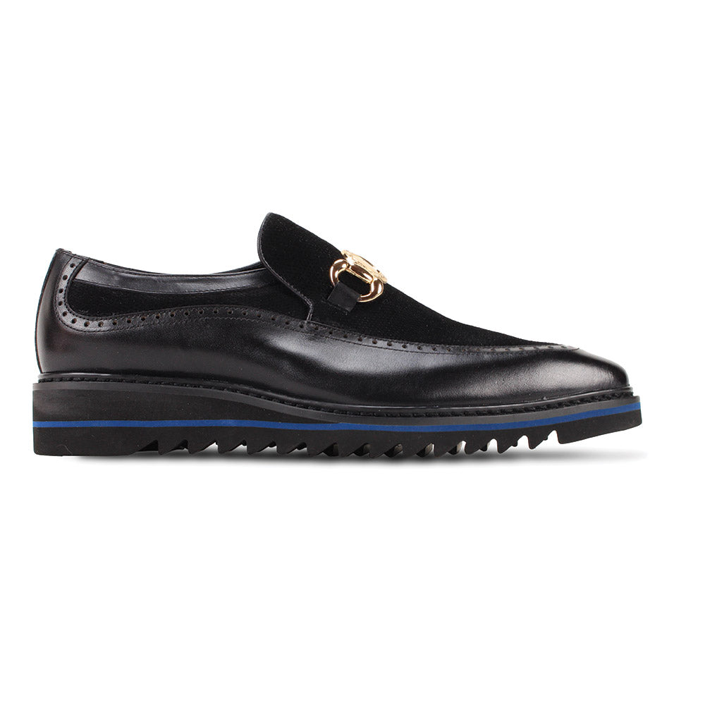 The GIOVANNI Giovanni Roger Black Leather Shoes are men's slip-on loafers featuring a gold buckle, moc toe, textured upper, leather sides, and a black sole with a blue stripe and ridged tread.