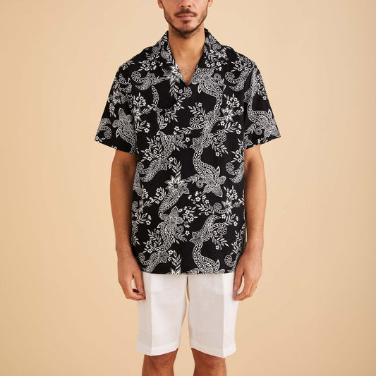 A man wears the Inserch SS Linen Pull Over Shirt (SS81315-00149) in black/white floral paisley print with white shorts, set against a beige background.
