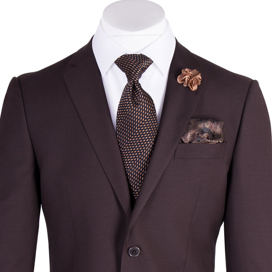 The Tiglio Luxe Novello Brown Pure Wool Men’s Suit TIG1003 features a dark brown European-style single-button jacket, matching trousers, white shirt, patterned tie, pocket square, and lapel pin—modern menswear displayed on a headless mannequin.