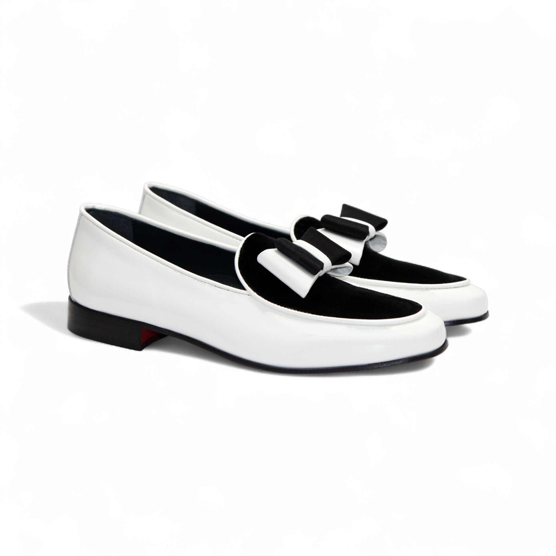 The Duca Di Matiste Duca Amalfi White/Black loafer features Italian-made white leather, a black sole, black upper detail, and a black and white bow, shown in side profile on a white background.