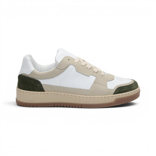 The Duca Di Matiste Duca DC80 Green Combo is a low-top Italian-crafted shoe in white, beige, and green calf leather and suede with beige laces and a light brown rubber sole, shown in side profile.