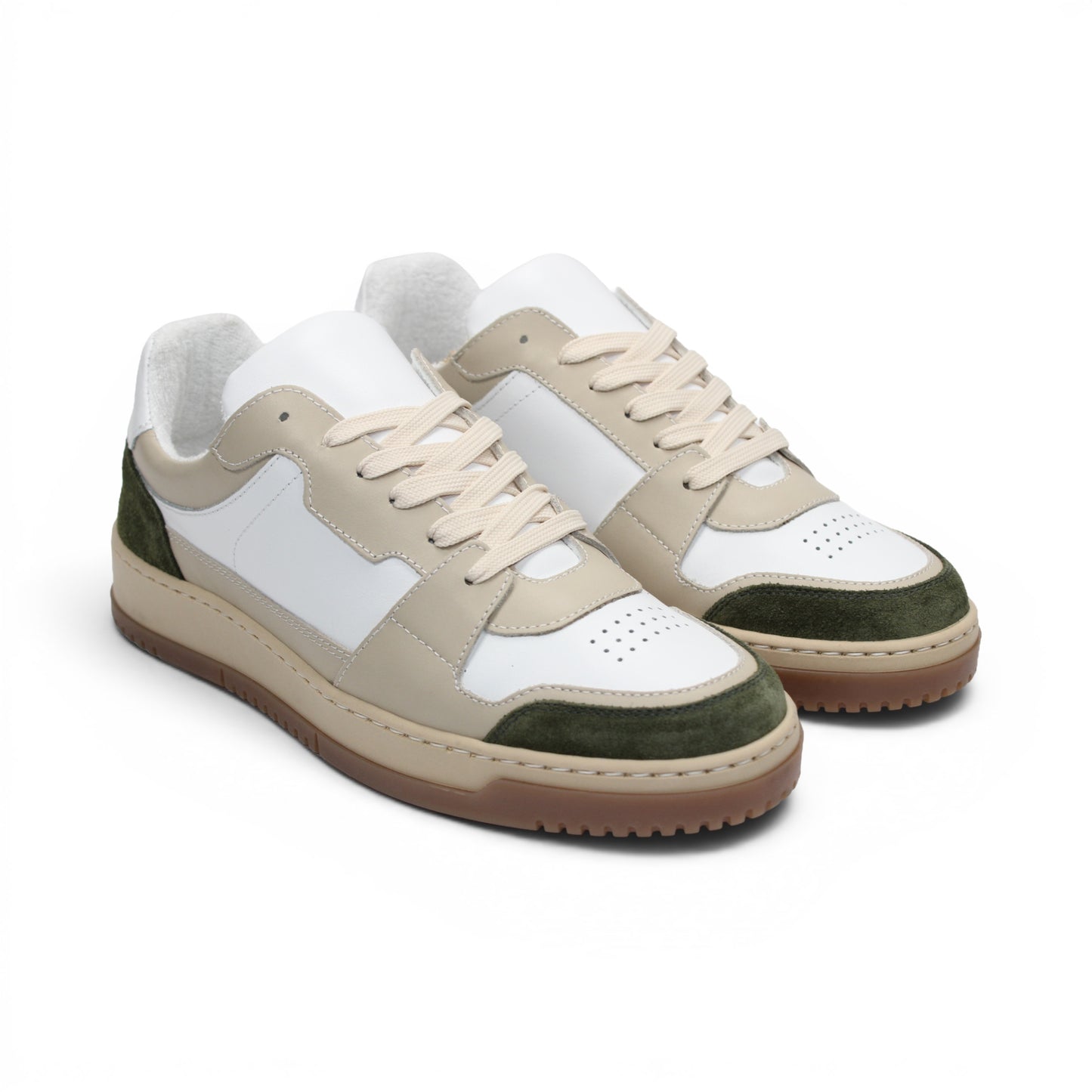 The Duca Di Matiste Duca DC80 Green Combo is a low-top Italian-crafted shoe in white, beige, and green calf leather and suede with beige laces and a light brown rubber sole, shown in side profile.