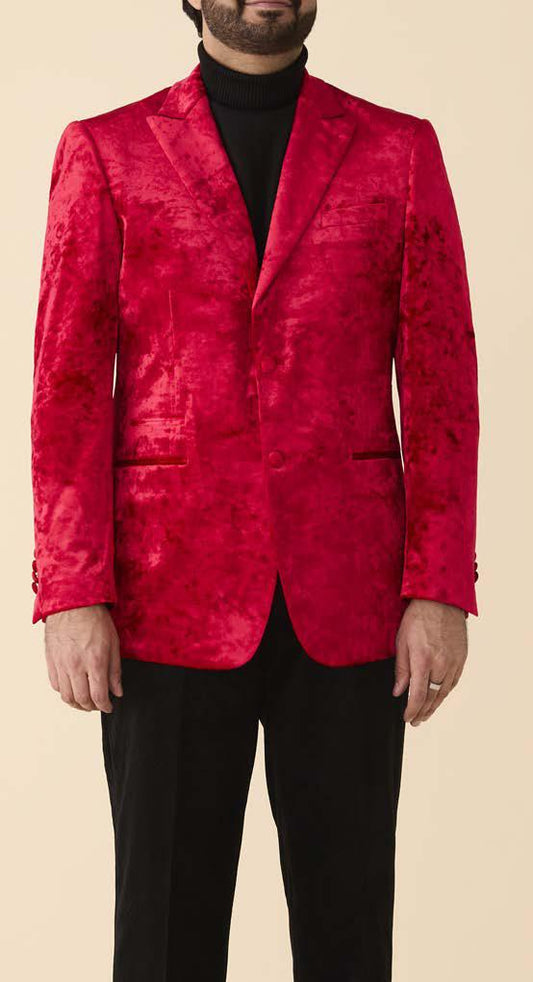 A man in an Inserch Crushed Velvet Blazer BL008-00030 Red with paisley jacquard lining, paired with a black turtleneck and pants, stands against a beige background.