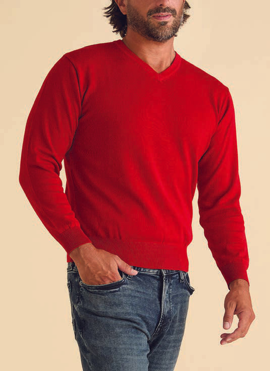 A man wears the Inserch Cotton Blend V-Neck Sweater 4608-00030 in red and blue jeans, standing against a plain beige background.