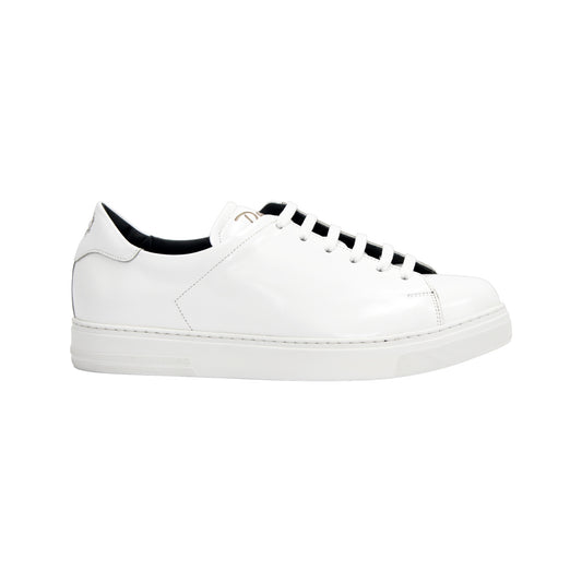 The Duca Monza White by Duca Di Matiste is a genuine leather low-top sneaker with white laces, a flat sole, and minimal detailing. Photographed from the side on a plain background, it embodies effortless everyday elegance.