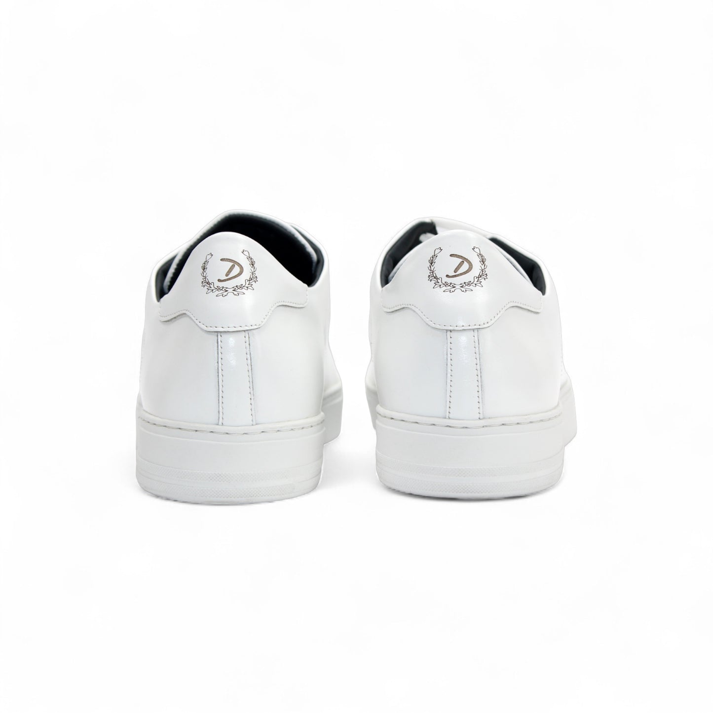 The Duca Monza White by Duca Di Matiste is a genuine leather low-top sneaker with white laces, a flat sole, and minimal detailing. Photographed from the side on a plain background, it embodies effortless everyday elegance.