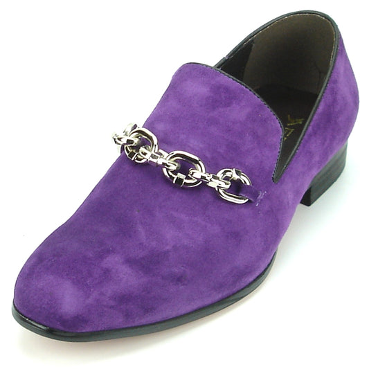 The FI-7191 Purple Fiesso by Aurelio Garcia loafer from Fiesso is crafted with a stylish suede upper in purple and a low heel, accentuated by an elegant silver chain across the top. This fashionable shoe combines style and comfort, thanks to its cushioned insole.